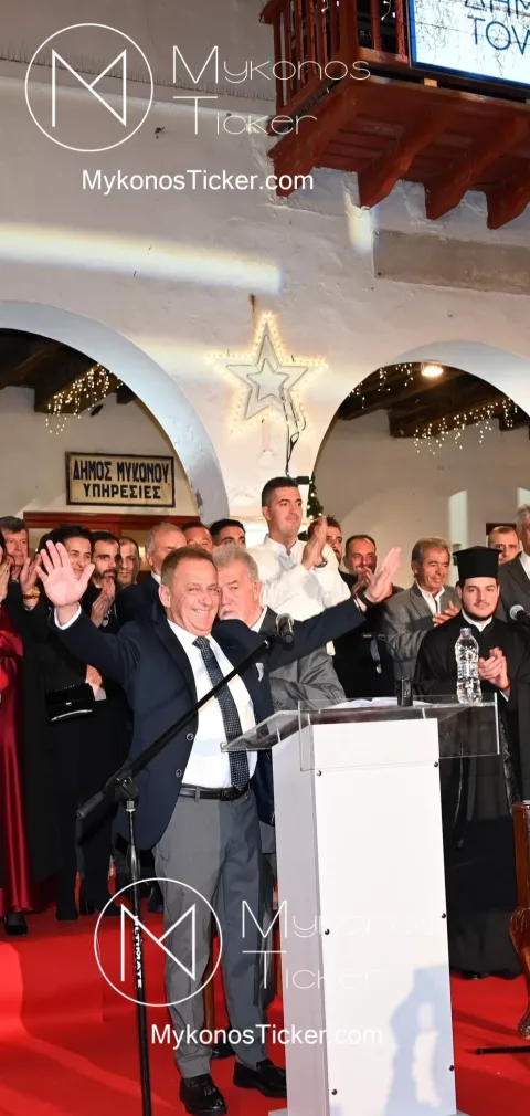 Joyeux Noël! Χρήστος Βερώνης: Καλά Χριστούγεννα! Χρόνια Πολλά στις Μυκονιάτισες και τους Μυκονιάτες όπου γης!